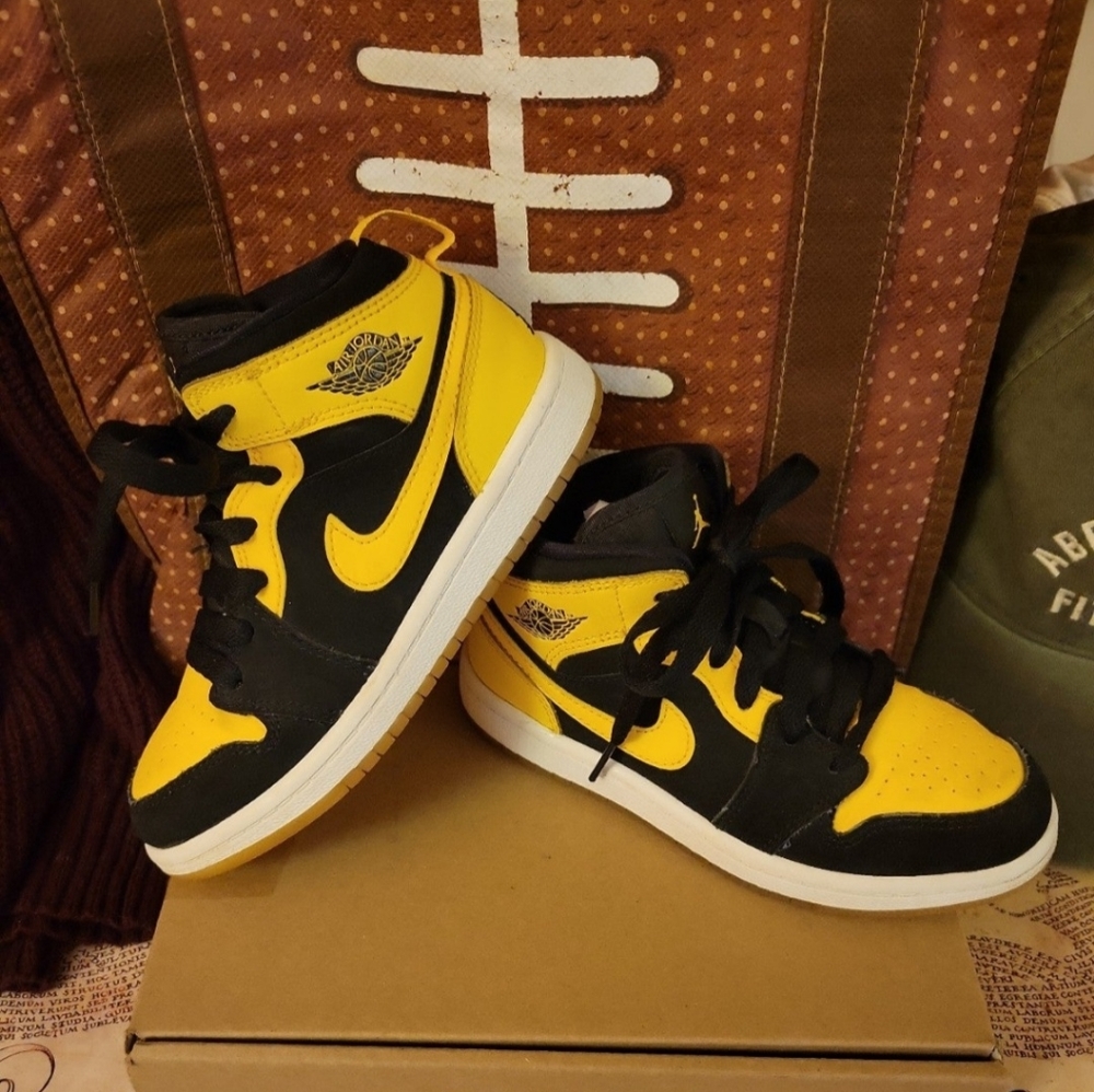Nike Air Jordan 1 Mid Retro Sneakers: Kids
